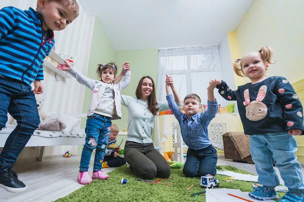 Activités motrices et jeux collectifs en crèche
